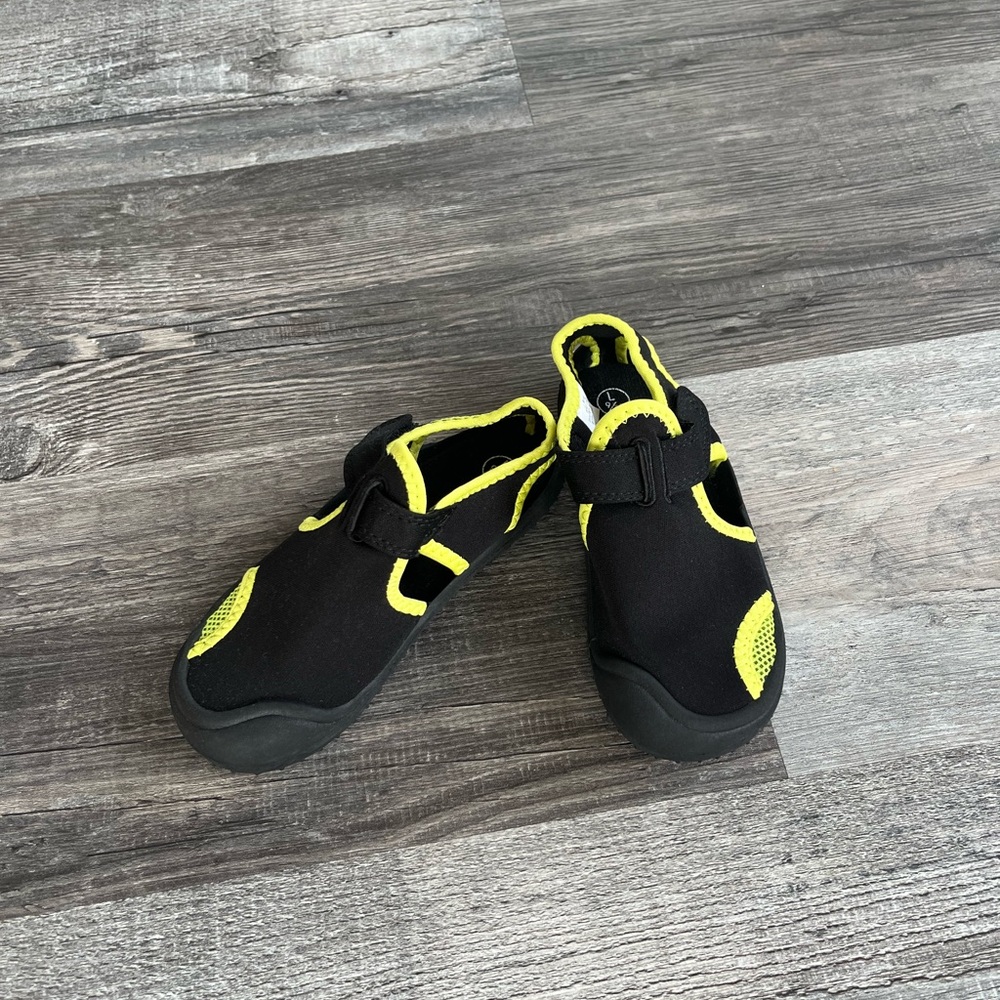 Water Shoes. Toddler Size 9/10.